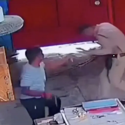 Reo golpeó a un guardia y lanzó chile en sus ojos en intento de fuga de prisión en India. ,Captura de pantalla video de X.