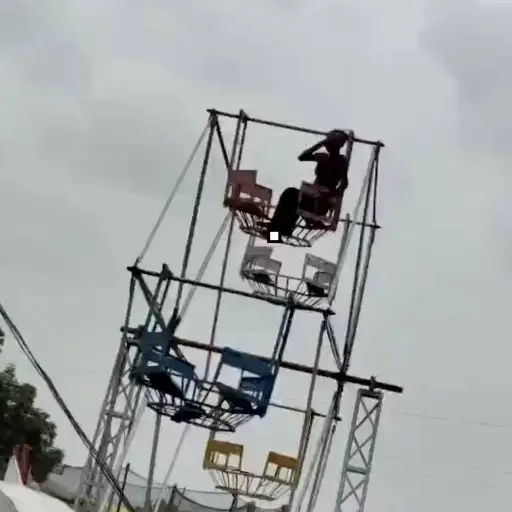 Mujer pierde completamente el cuero cabelludo tras quedar atrapado su cabello en una rueda de Chicago en India. ,Captura de pantalla video de X.