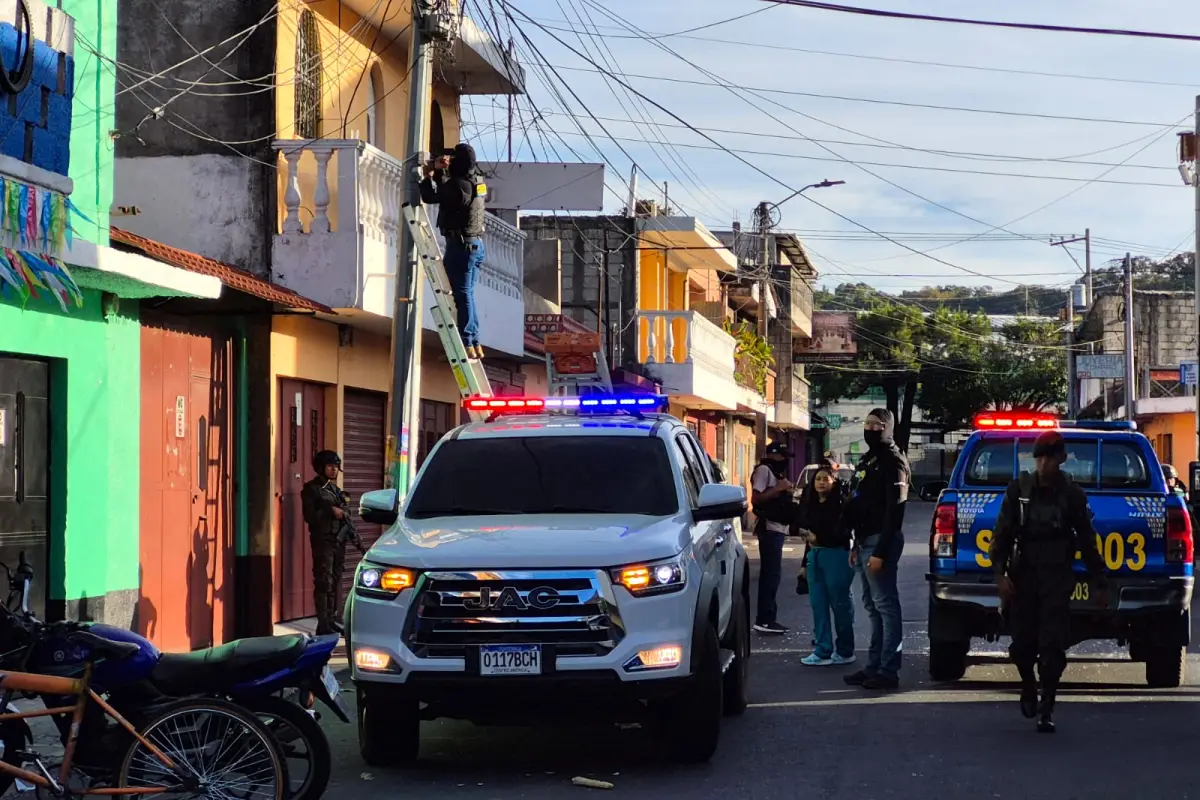 La PNC retira los aparetos, aparentemente usados por grupos al margen de la ley., PNC de Guatemala