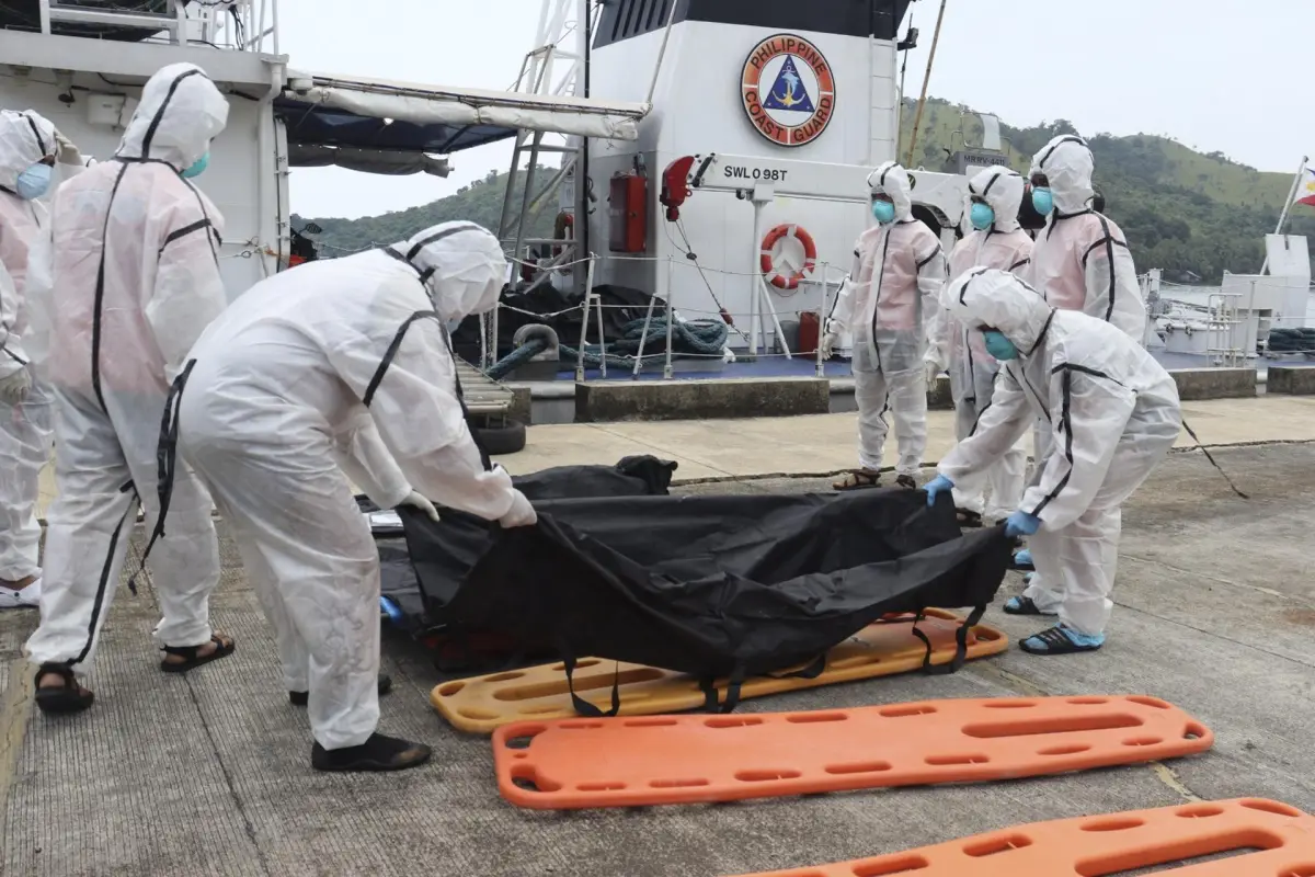 Los equipos de emergencia filipinos trasladan los restos mortales de las víctimas de un incendio en un barco de pasajeros en el oeste del país,  
EFE/EPA/PHILIPPINE COAST GUARD / HANDOUT BEST QUALITY AVAILABLEHANDOUT EDITORIAL USE ONLY/NO SALES
