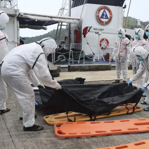 Los equipos de emergencia filipinos trasladan los restos mortales de las víctimas de un incendio en un barco de pasajeros en el oeste del país , EFE/EPA/PHILIPPINE COAST GUARD / HANDOUT BEST QUALITY AVAILABLEHANDOUT EDITORIAL USE ONLY/NO SALES