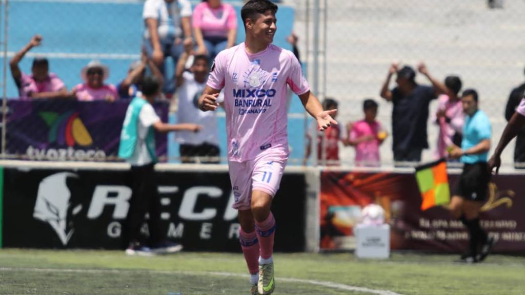 Celebración de Mixco ante Aurora | Alex Meoño