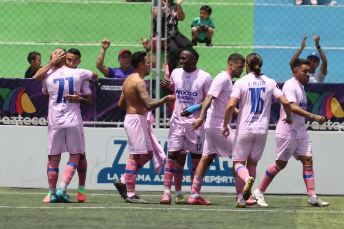 Celebración del Deportivo Mixco ante Aurora - Alex Meoño