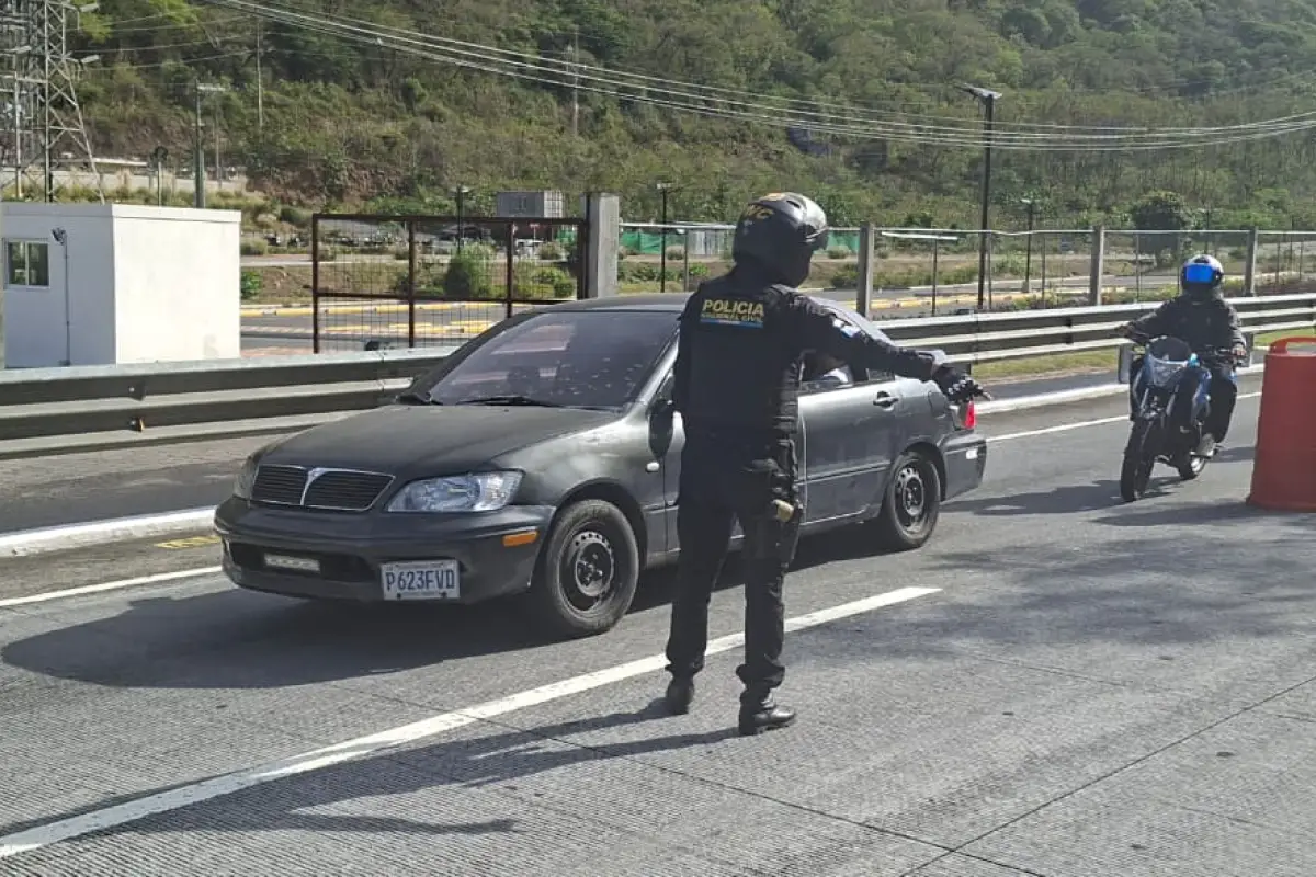 Agentes de la PNC realizan operativos viales en la ruta hacia Antigua Guatemala. , PNC de Guatemala
