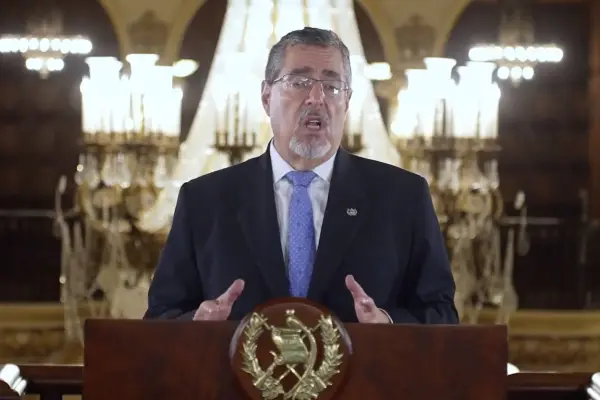 Arévalo señala a diputado por obstaculizar medidas para reducir los precios del combustible