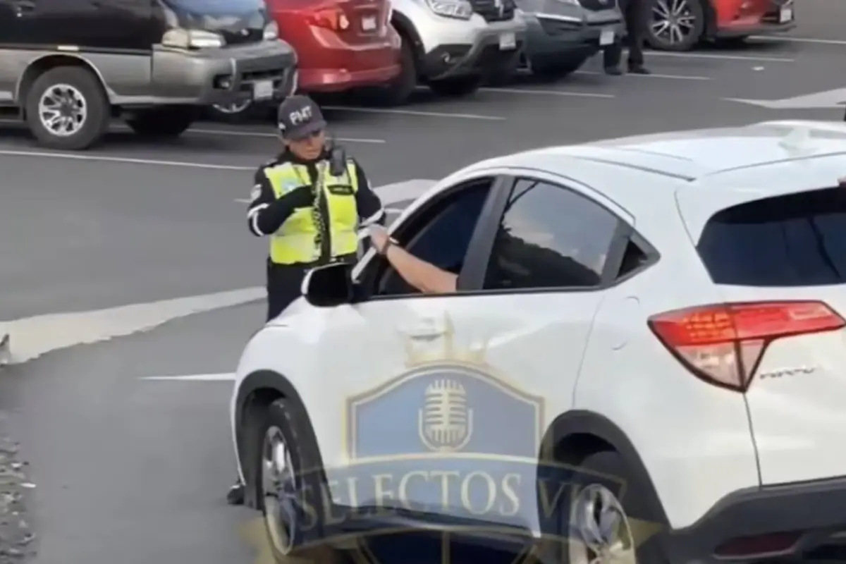 Automovilista ebrio desata caos y todo queda grabado en Amatitlán., Captura de pantalla video de Facebook.