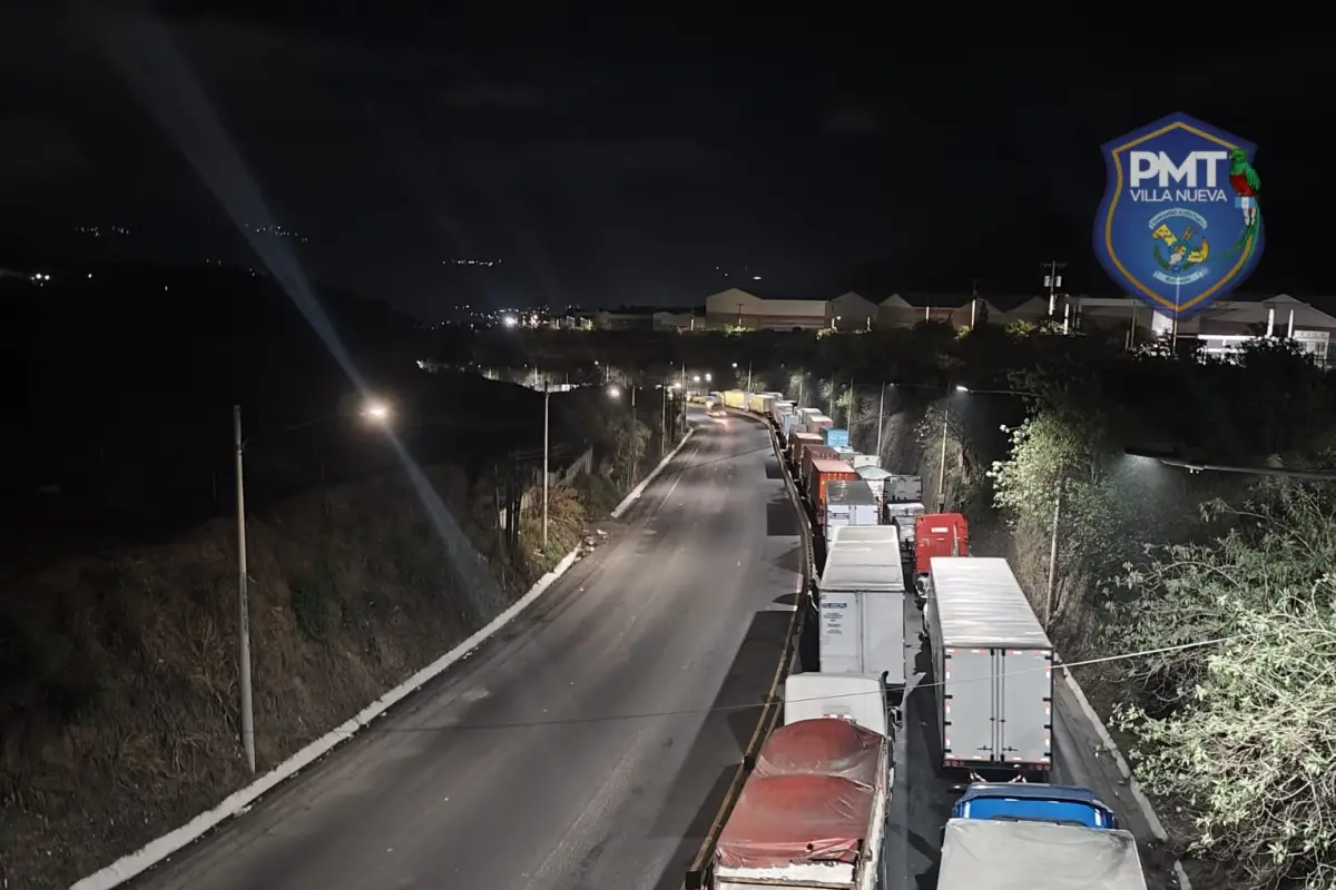 Tránsito acumulado en la ruta al Pacífico por bloqueo en San Vicente Pacaya., PMT de Villa Nueva