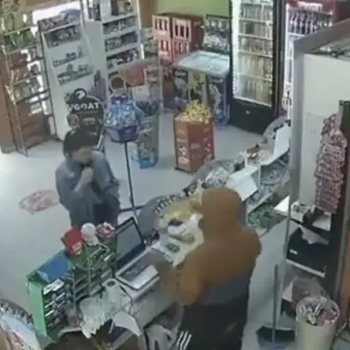 Ladrón atiende a una clienta durante un asalto y le entrega el ticket. ,Captura de pantalla video de X.