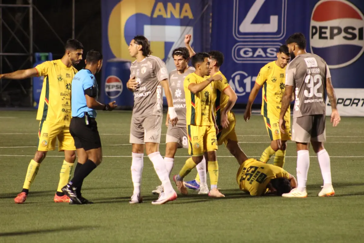 Agustín Vuletich fue expulsado frente a Marquense