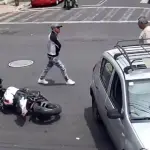 Pleito vial se sale de control y conductores terminan dañando sus vehículos. ,Captura de pantalla video de X.