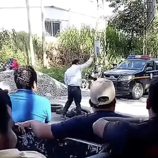 Conductor intenta despejar la vía y termina rodeado por manifestantes. ,Captura de pantalla video de Facebook.