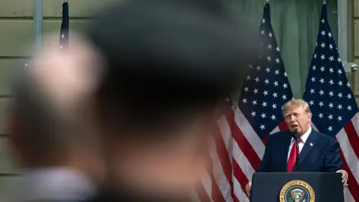 Trump publica número de senador y pide llamarlo para apoyar ley sobre horario de verano