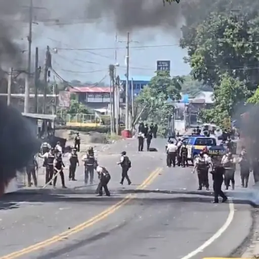 Tensión durante desalojo de bloqueo en Cuyotenango ,Captura de video