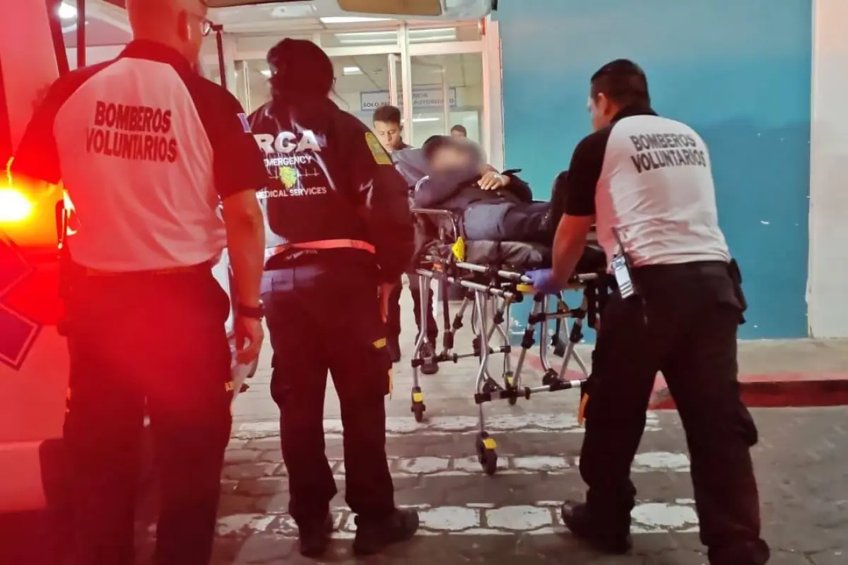 El agente de PNC herido tras el incidente en Santa Catarina Pinula fue ingresado a un hospital., Bomberos Voluntarios