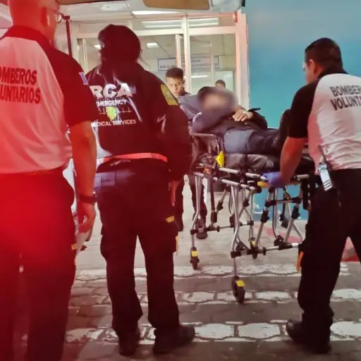 El agente de PNC herido tras el incidente en Santa Catarina Pinula fue ingresado a un hospital. ,Bomberos Voluntarios