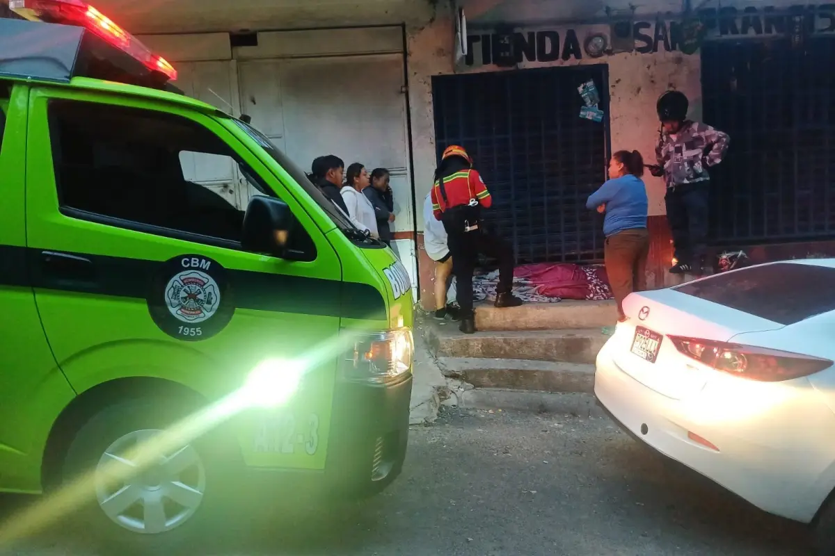 El hombre fue localizado sin signos vitales en la vía pública de la zona 16., Bomberos Municipales