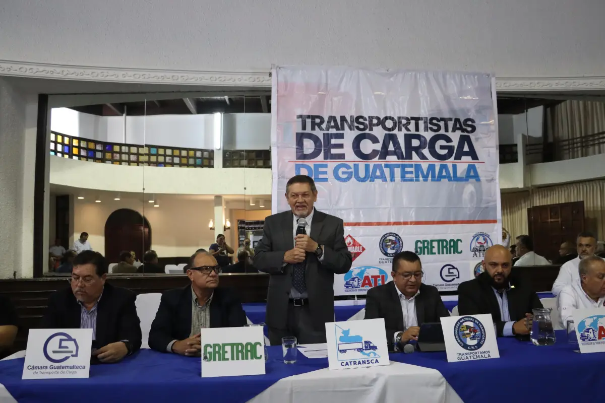 Transportistas de Carga de Guatemala brindaron una conferencia de prensa el viernes, 18 de septiembre, para explicar el impacto en sus operaciones debido al alza de los precios de los combustibles., Omar Solís/Emisoras Unidas