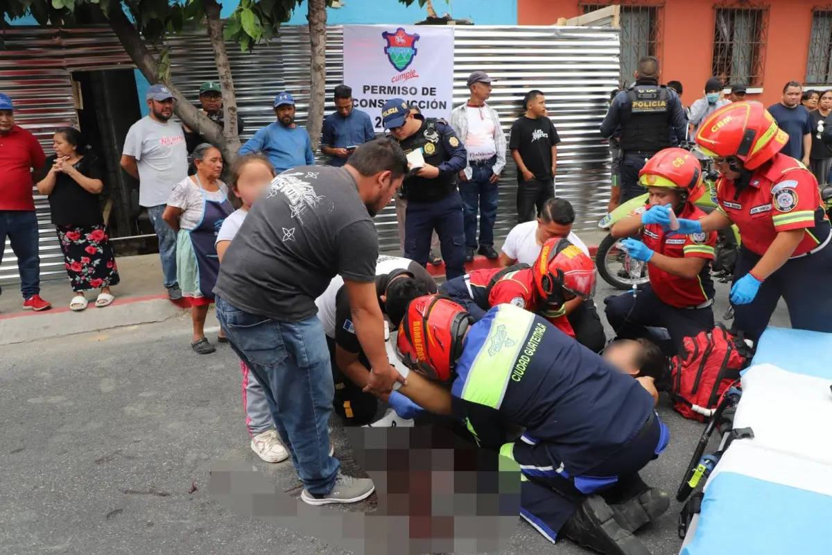 La paciente presentaba heridas de bala en las piernas tras un hecho de violencia en la zona 12 capitalina., Bomberos Municipales