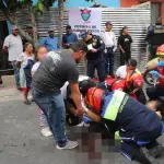 La paciente presentaba heridas de bala en las piernas tras un hecho de violencia en la zona 12 capitalina. ,Bomberos Municipales