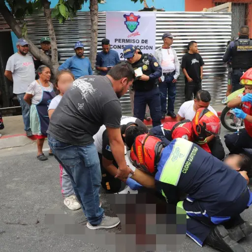 La paciente presentaba heridas de bala en las piernas tras un hecho de violencia en la zona 12 capitalina. ,Bomberos Municipales