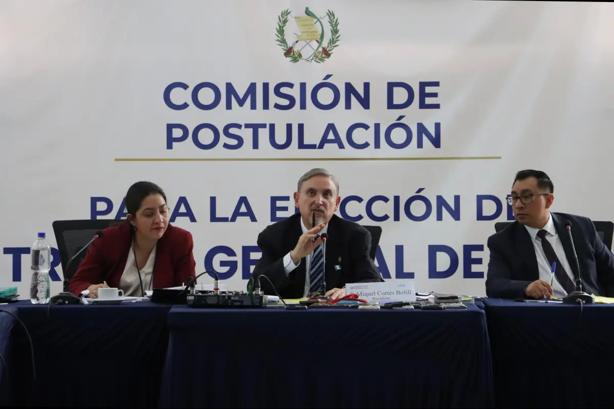 Miquel Cortés, presidente de la Comisión de Postulación para la elección de Contralor General de Cuentas, y otros integrantes de esa instancia durante la sesión del 18 de septiembre de 2026., Omar Solís/Emisoras Unidas
