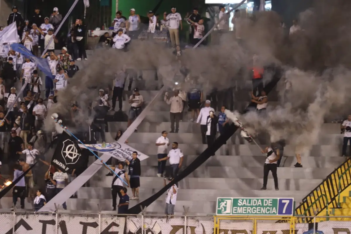 Aficionados de Comunicaciones durante el partido ante Guastatoya - Alex Meoño