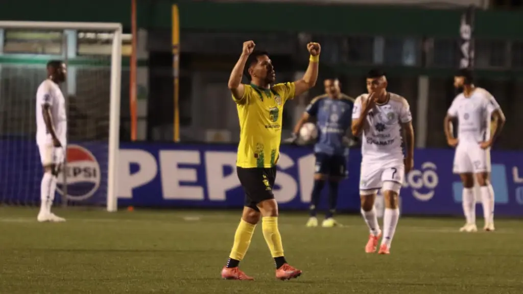 José Almanza marca doblete en el partido ante Comunicaciones 