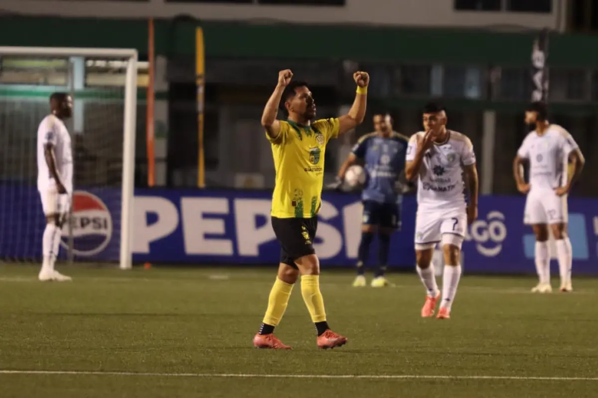 José Almanza marca doblete en el partido ante Comunicaciones 