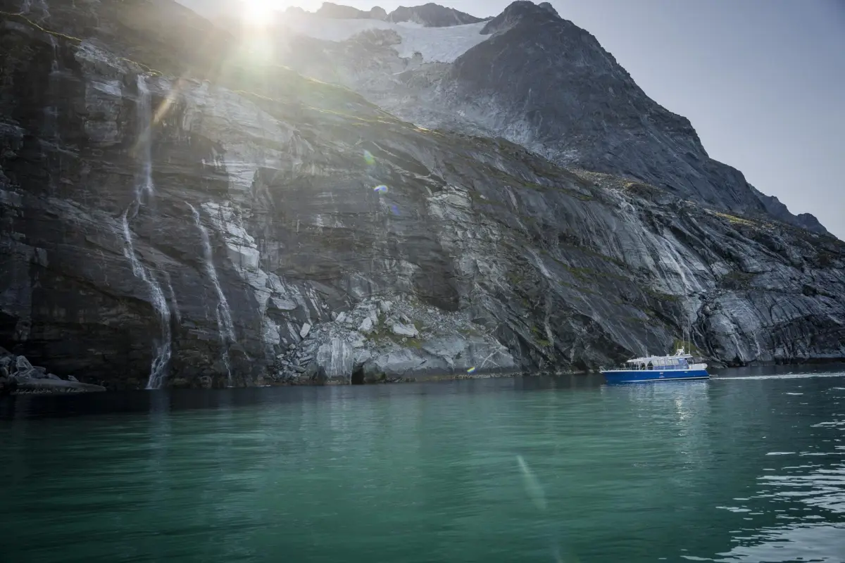 Fotografía de archivo de un barco navegando cerca de Qoornoq, Groenlandia, EFE/Mads Claus Rasmussen