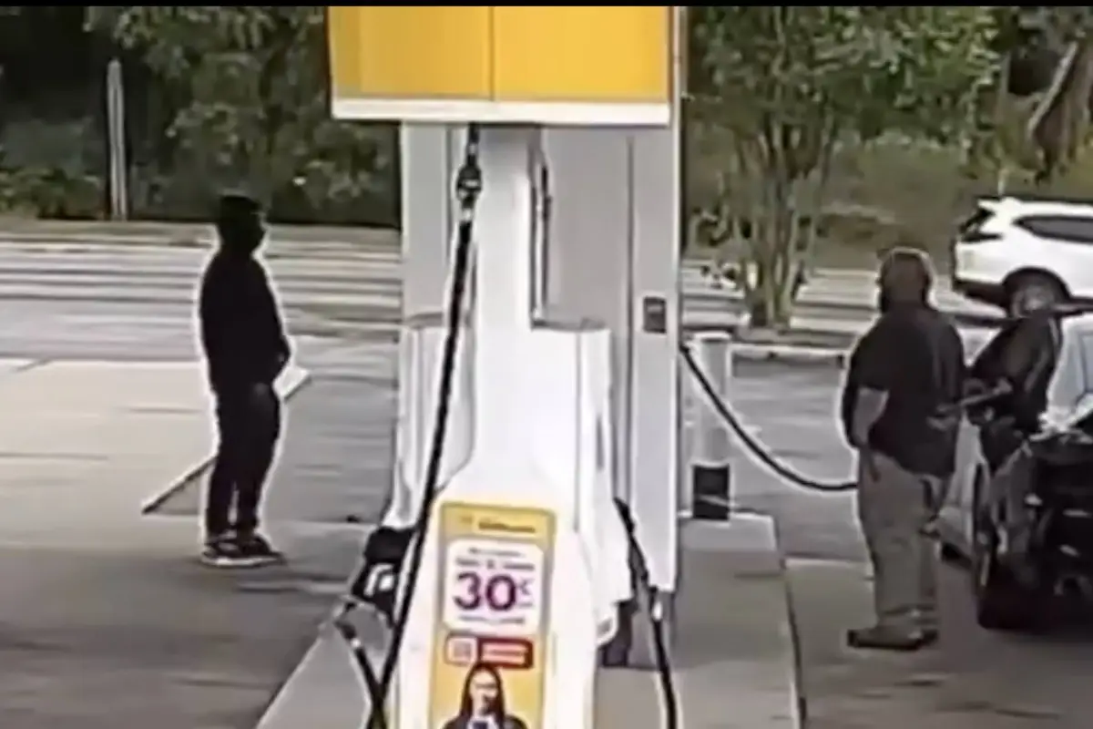 Hombre reacciona ante presunto asalto y dispara contra delincuente en gasolinera de Illinois., Captura de pantalla video de X.
