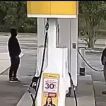 Hombre reacciona ante presunto asalto y dispara contra delincuente en gasolinera de Illinois. ,Captura de pantalla video de X.