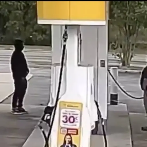 Hombre reacciona ante presunto asalto y dispara contra delincuente en gasolinera de Illinois. ,Captura de pantalla video de X.