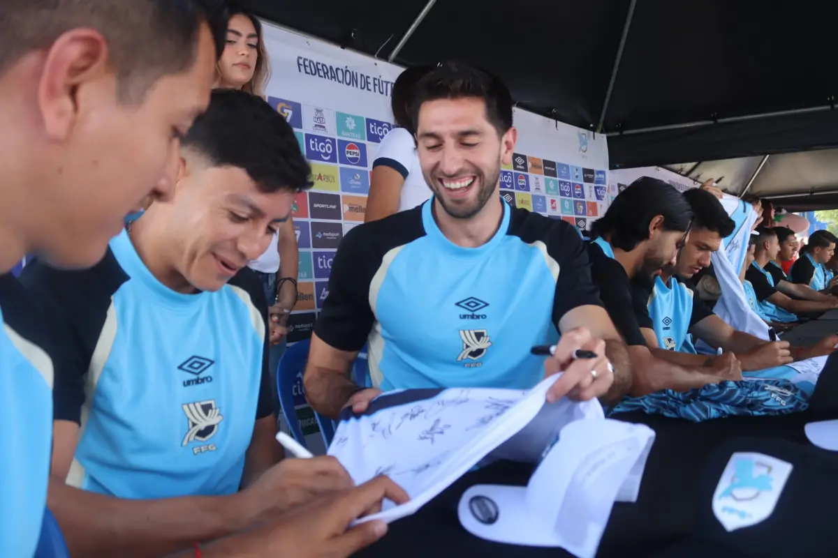 Firma de autógrafos en el CAR por parte de la Selección de Guatemala - FFG