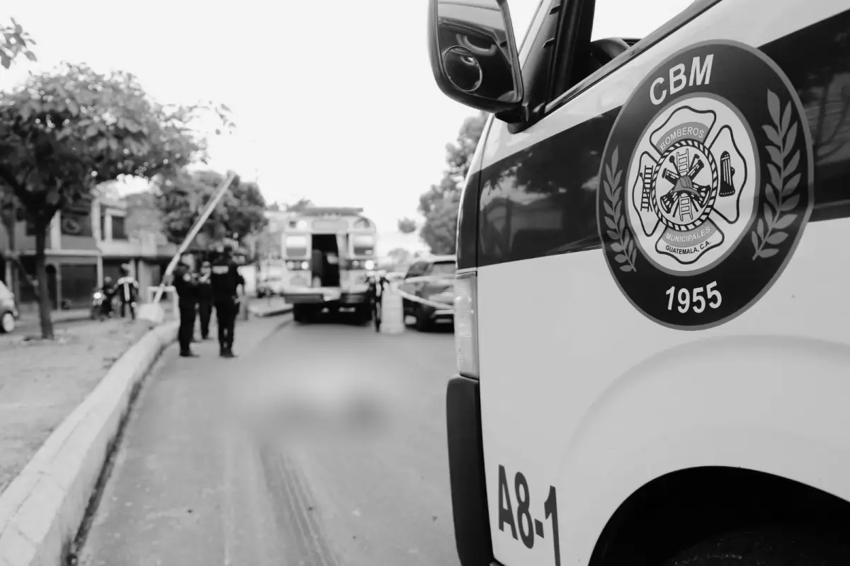 El motorista fallecido en la colonia Lavarreda, zona 18, fue atropellado por un autobús., Bomberos Municipales.