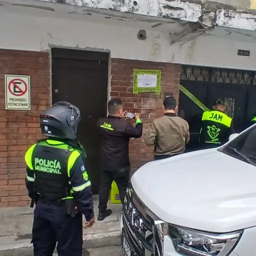 Personal del Juzgado de Asuntos Municipales clausuró la planta, según las imágenes compartidas. ,PNC de Guatemala.