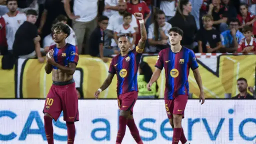 Un hat-trick Raphinha decide el partido y el Barcelona se afianza en la cima