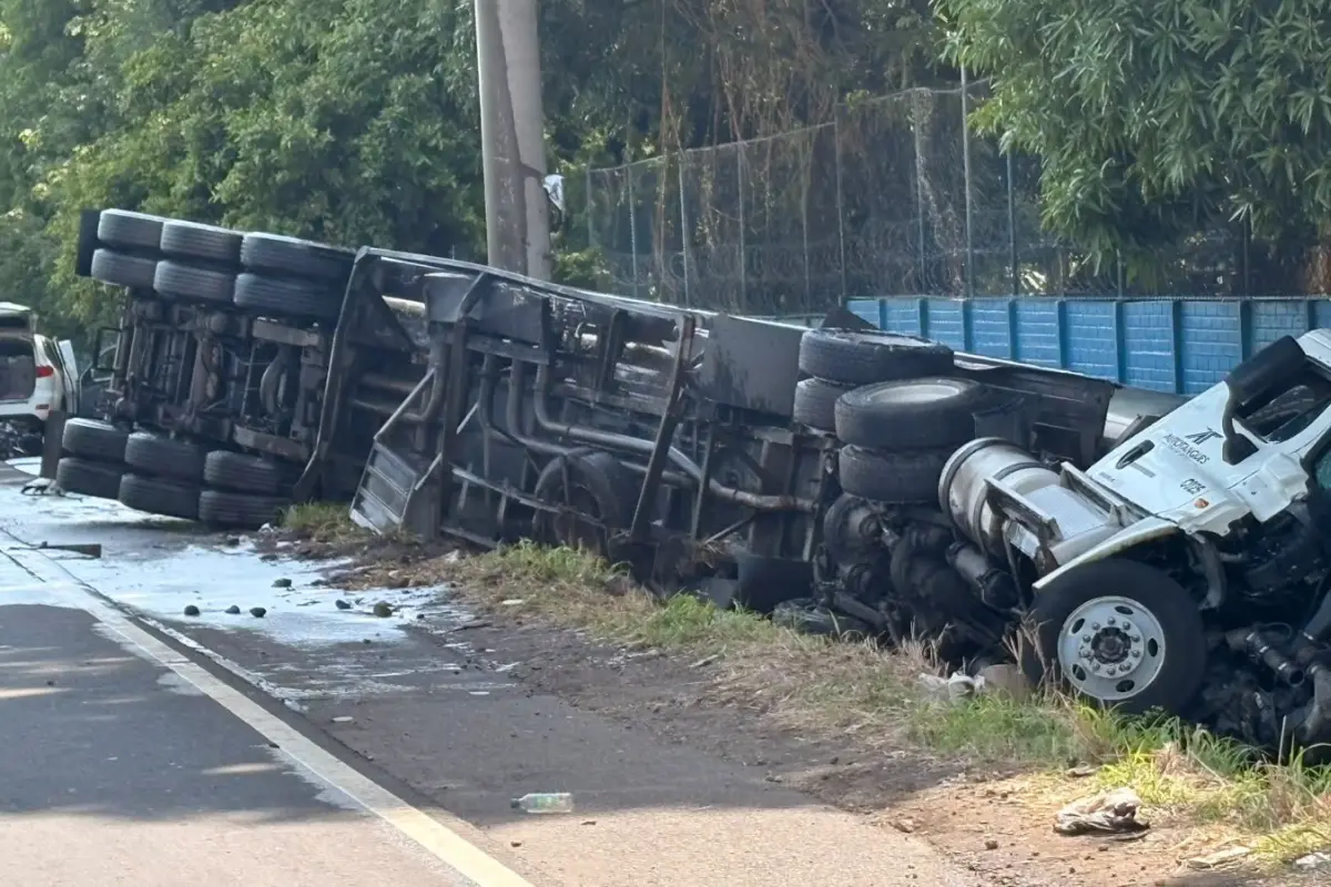 El vehículo de transporte de combustible quedó fuera de la vía. , Bomberos Voluntarios.