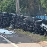 El vehículo de transporte de combustible quedó fuera de la vía.  ,Bomberos Voluntarios.