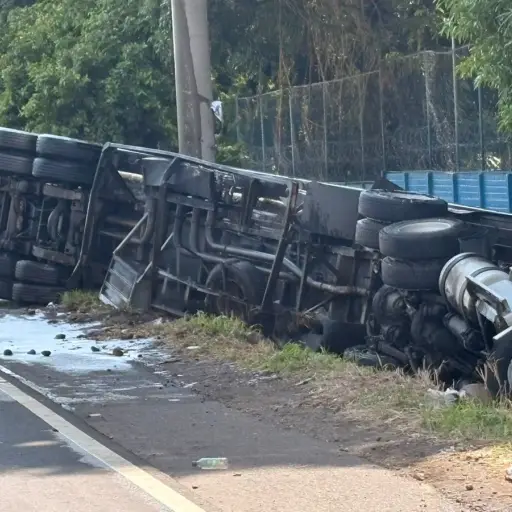 El vehículo de transporte de combustible quedó fuera de la vía.  ,Bomberos Voluntarios.