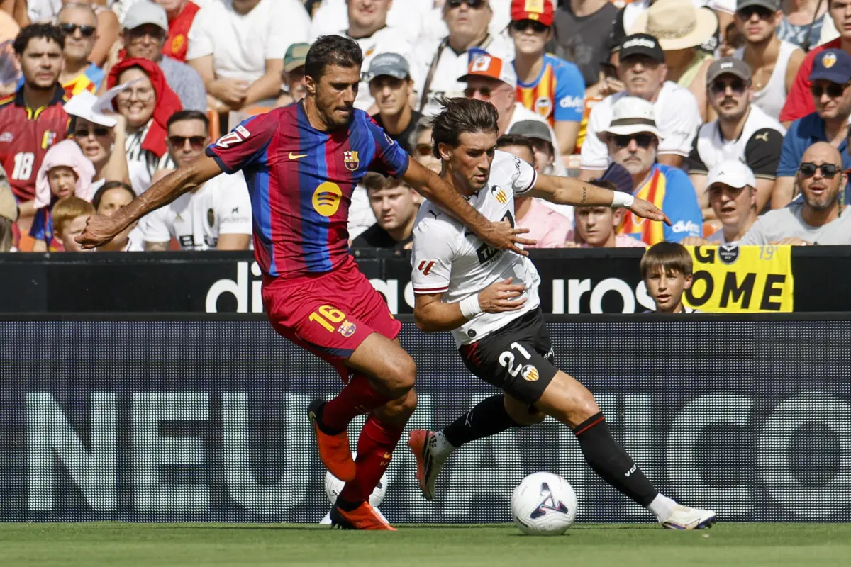 Rodri Hernández en el partido entre FC Barcelona y Valencia - EFE