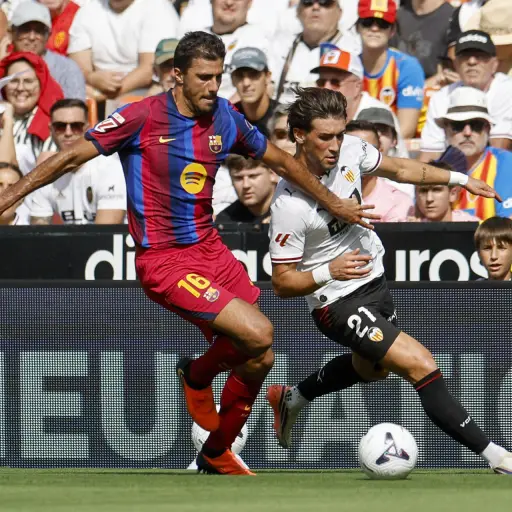 Rodri Hernández en el partido entre FC Barcelona y Valencia - EFE