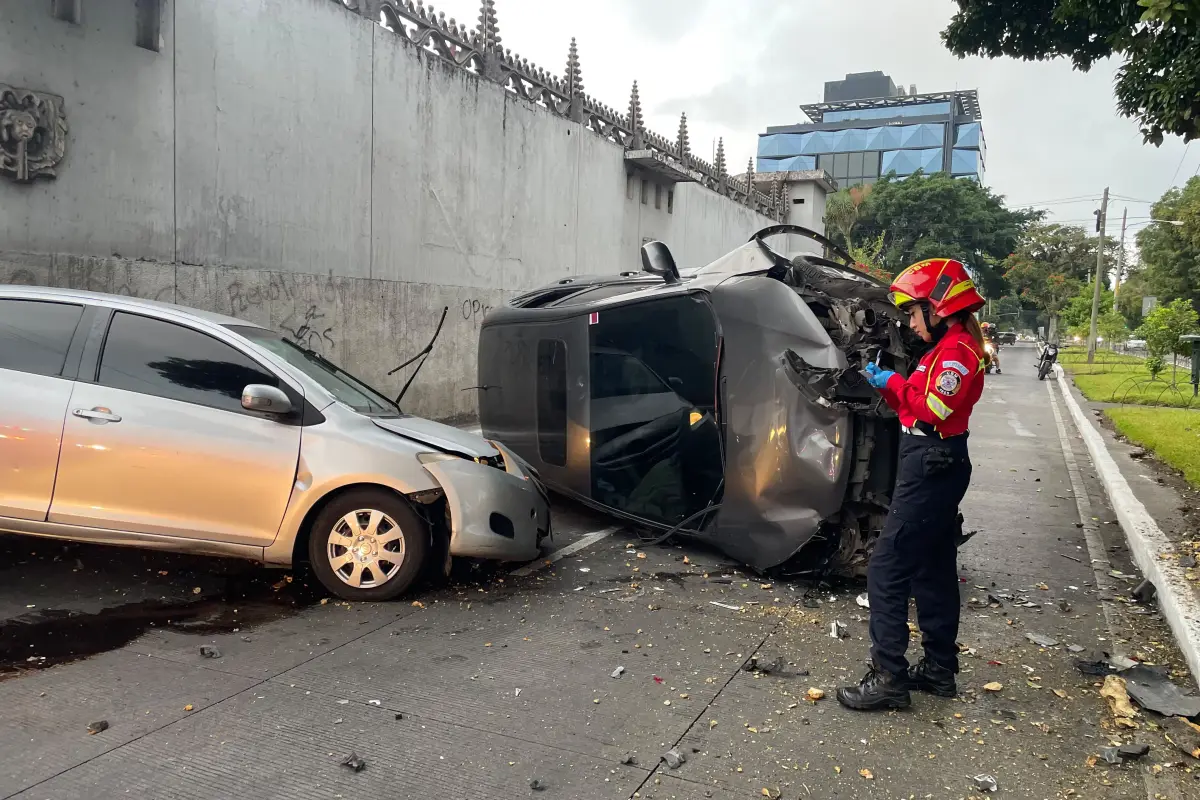 En la zona 10 capitalina se produjo un fuerte accidente; pese a que un automotor quedó volcado, ambos conductores salieron ilesos., Bomberos Municipales.