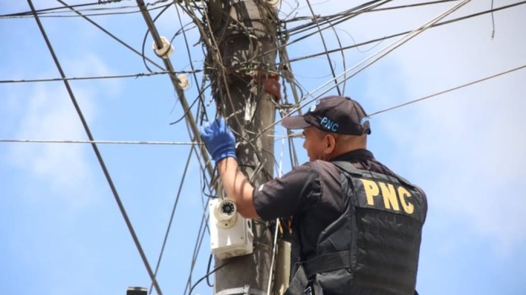 PNC retira más cámaras de vigilancia clandestinas en zona 18 | PNC de Guatemala