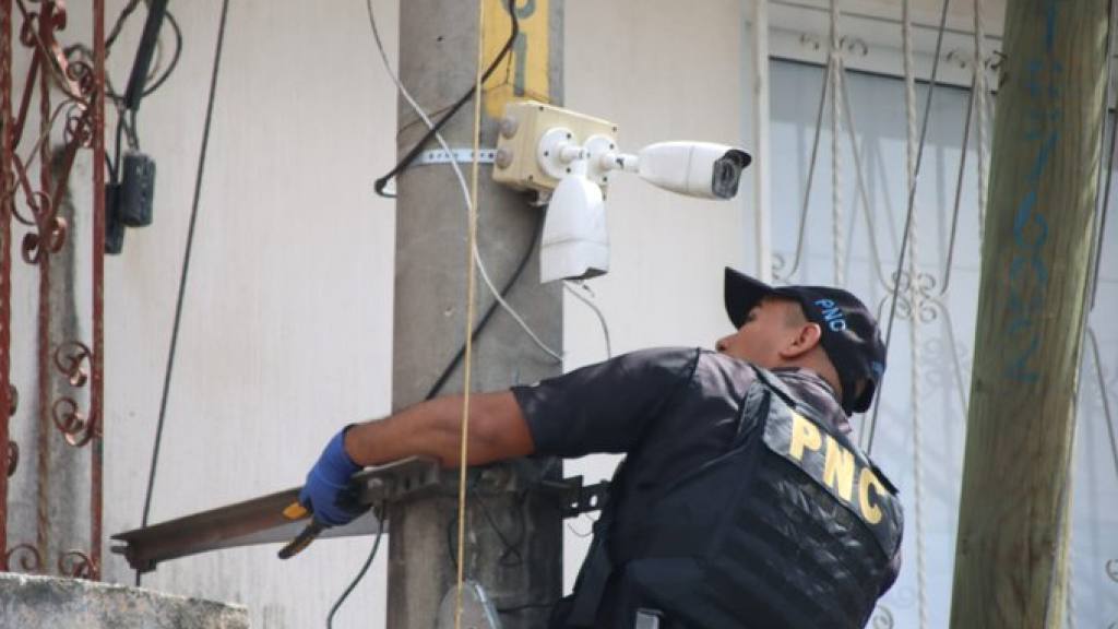 PNC retira más cámaras de vigilancia clandestinas en zona 18 | PNC de Guatemala