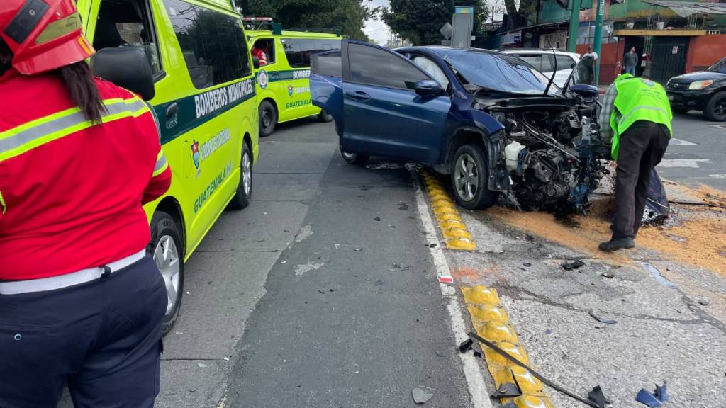 Triple colisión en la zona 9 deja tres conductores heridos | Bomberos Municipales
