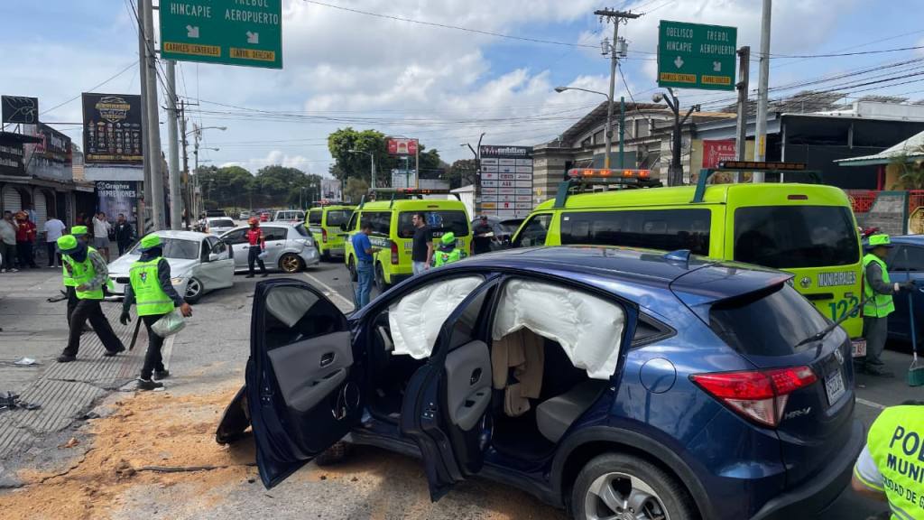 Triple colisión en la zona 9 deja tres conductores heridos | Bomberos Municipales