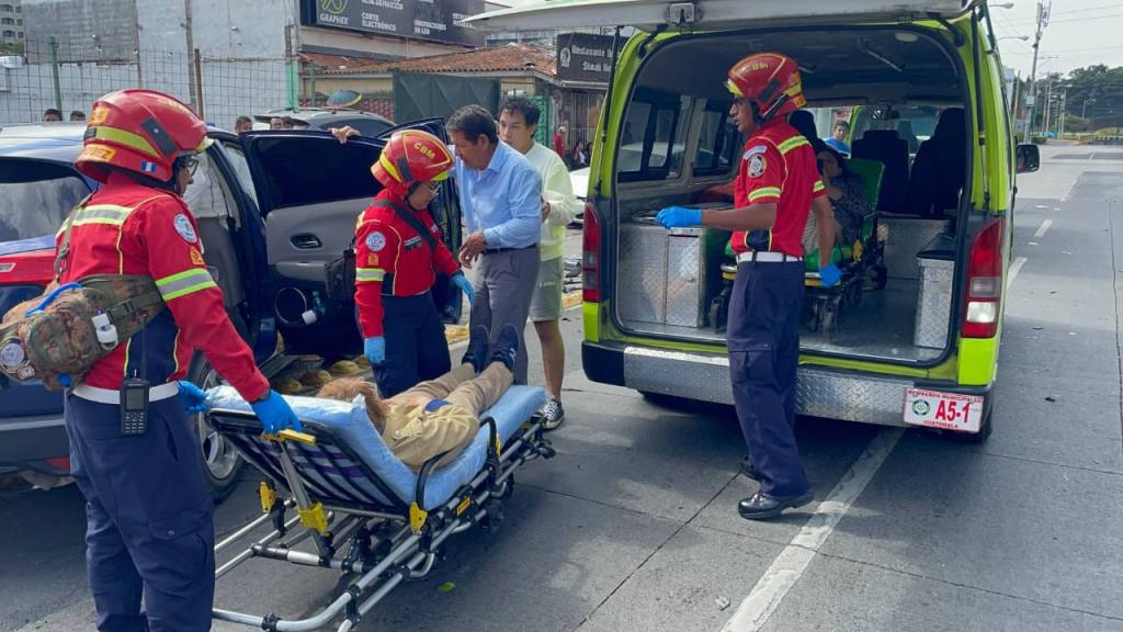 Triple colisión en la zona 9 deja tres conductores heridos | Bomberos Municipales
