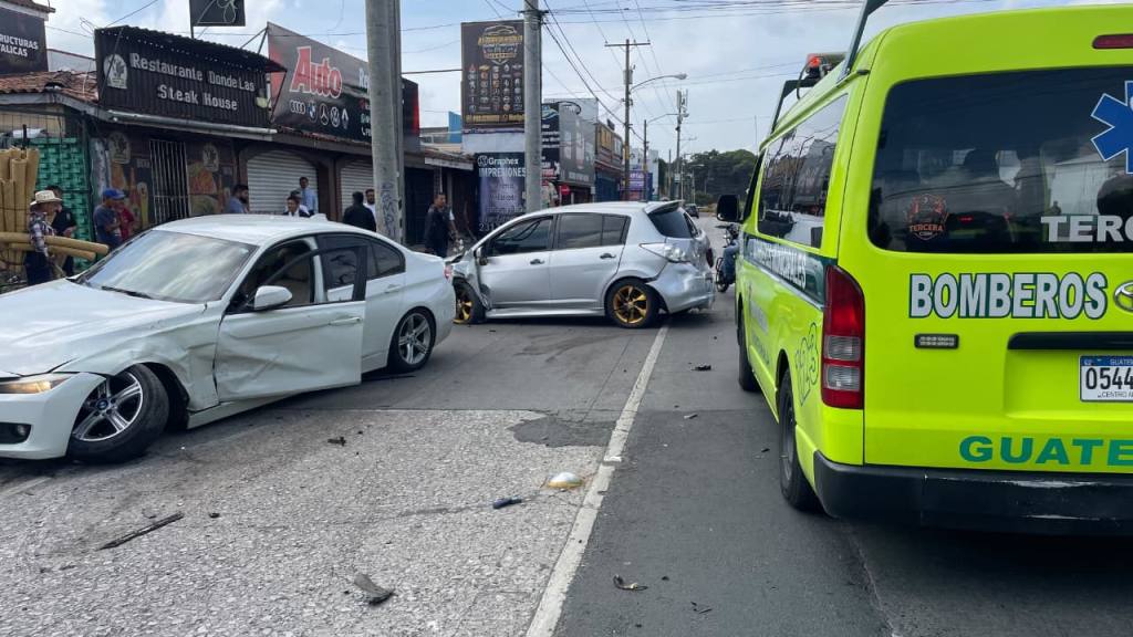 Triple colisión en la zona 9 deja tres conductores heridos | Bomberos Municipales