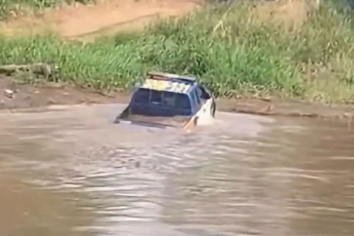La unidad de la PNC fue captada cuando un tractor la sacaba del agua., Redes sociales.