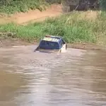 La unidad de la PNC fue captada cuando un tractor la sacaba del agua. ,Redes sociales.